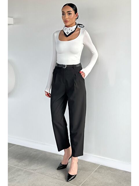 Gülseli Kadın Kemer Aksesuarlı Pileli Kumaş Pantolon