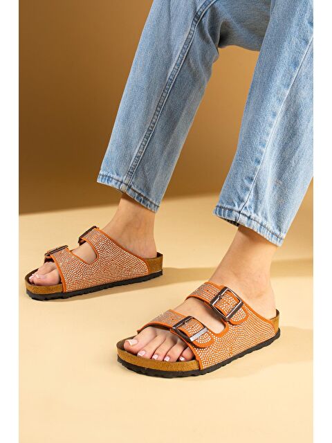 Pembe Potin Parlak Taşlı Ayarlabilir Çift Tokalı Rahat Taban Kadın Terlik 51-606-24 - S000245153-20013