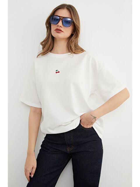 Fullamoda Kiraz Aksesuarlı Bisiklet Yaka Oversize Tişört - S000496689-20063