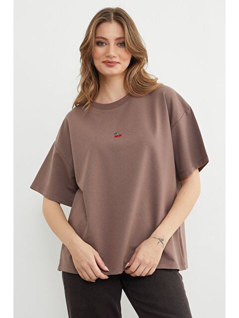 Fullamoda Kiraz Aksesuarlı Bisiklet Yaka Oversize Tişört - S000496689-19413