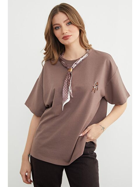 Fullamoda Fular Detaylı Bisiklet Yaka Nakışlı Oversize Tişört - S000496694-29705