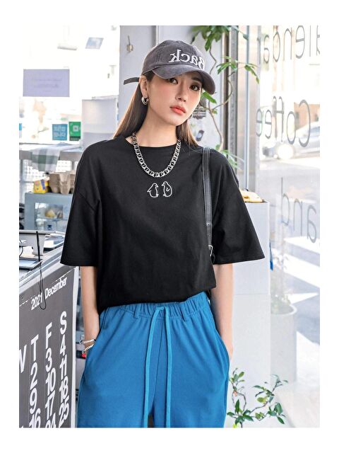 Trendseninle Kadın Siyah Penguen Baskılı Oversize Tişört - S000116531-19351