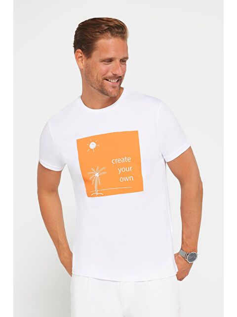 TUDORS Erkek Slim Fit Dar Kesim %100 Pamuk Yumuşak Dokulu Baskılı Beyaz Bisiklet Yaka Tişört