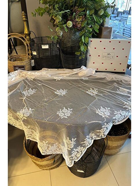Çeyiz Diyarı Engela Çiçek Desenli Fiskos Masa Örtüsü 150x150 cm - S000502060-23173