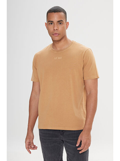 AC&Co / Altınyıldız Classics Erkek Açık Kahve %100 Pamuk Standart Fit Normal Kesim Bisiklet Yaka Baskılı Tişört - S000396667-19413