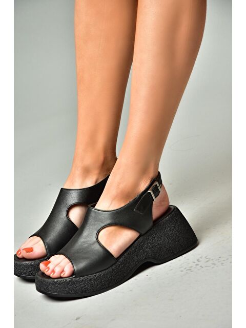 Fox Shoes S9969450 Siyah Kadın Sandalet