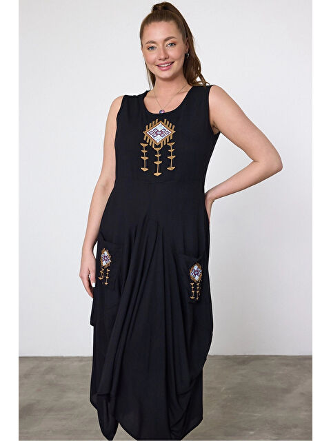 Hazelin Kadın Siyah Sıfır Kol Nakış Detaylı Cepli Şalvar Elbise HZL25S-VM10351 - S000404116-19351