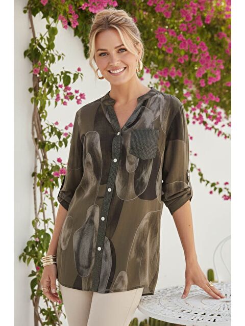 Chiccy İtalyan Kahverengi Hakim Yaka Düğmeli 3/4 Kol Geometrik Desenli Pullu Cepli Casual Viskon Bluz 75 65 - S000508018-19413