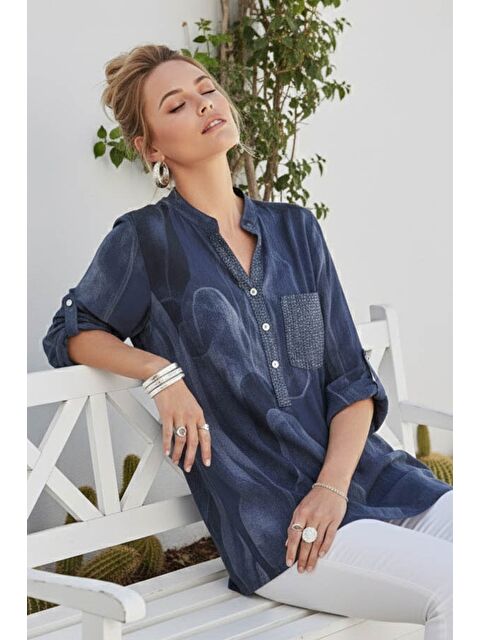 Chiccy İtalyan Lacivert Hakim Yaka Düğmeli 3/4 Kol Geometrik Desenli Pullu Cepli Casual Viskon Bluz 75 60 - S000508019-21164