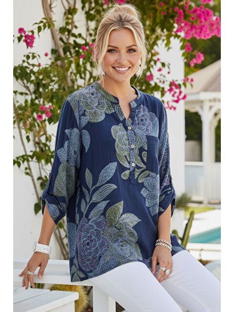 Chiccy İtalyan Lacivert Hakim Yaka Düğmeli 3/4 Kol Çiçekli Cepli Casual Keten Görünümlü Dokuma Bluz 75 65 - S000508021-21164