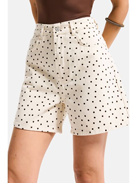 It's Basic Kadın 7s6 Puantiye Desen Mom Fit Midi Boy Özel Kumaş Denim Şort