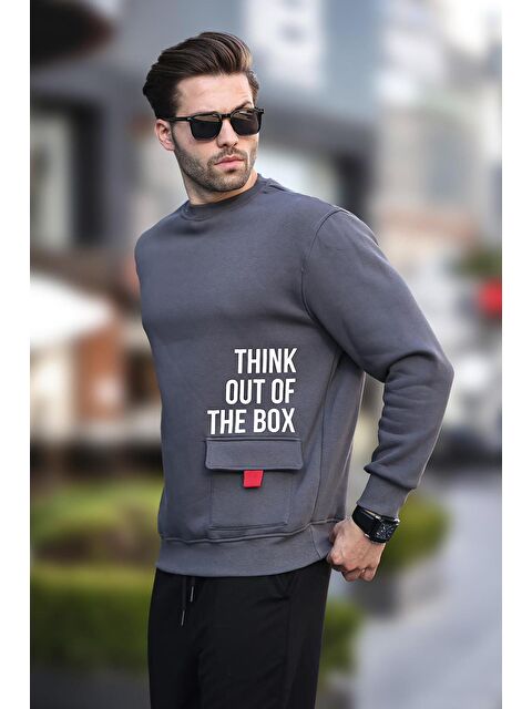 Madmext Füme Bisiklet Yaka Şardonlu Cep Detaylı Baskılı Erkek Sweatshirt 7061 - S000250006-33408