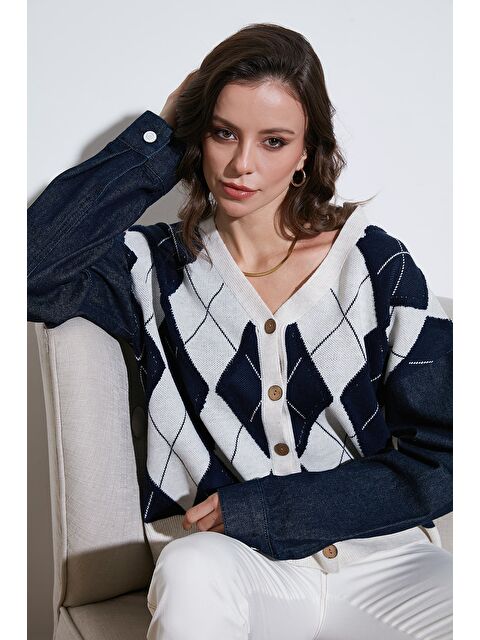 Lela Desenli Regular Fit Düğmeli V Yaka Crop Kadın Hırka 4615553 - S000297105-37344