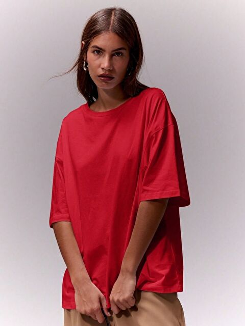 Trendseninle Kırmızı Ev ve Günlük Giyim Tişört
