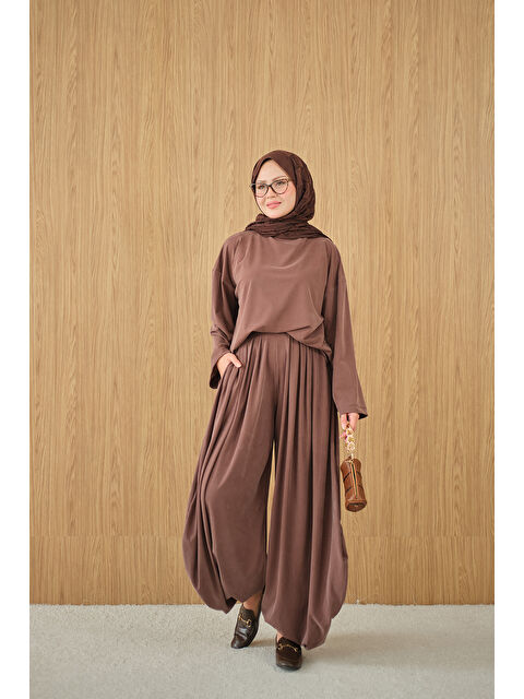 Locco Moda Kadın Dik Yaka Parça Detay Pantolonu Pile Detay Takım Kahverengi