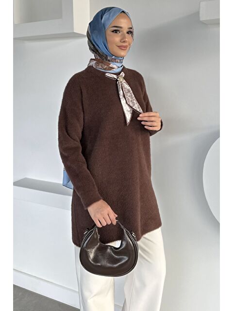 Julude Gülseli Bisiklet Yaka Fular Ve Broş Detaylı Tesettür Triko Tunik - S000491634-19413