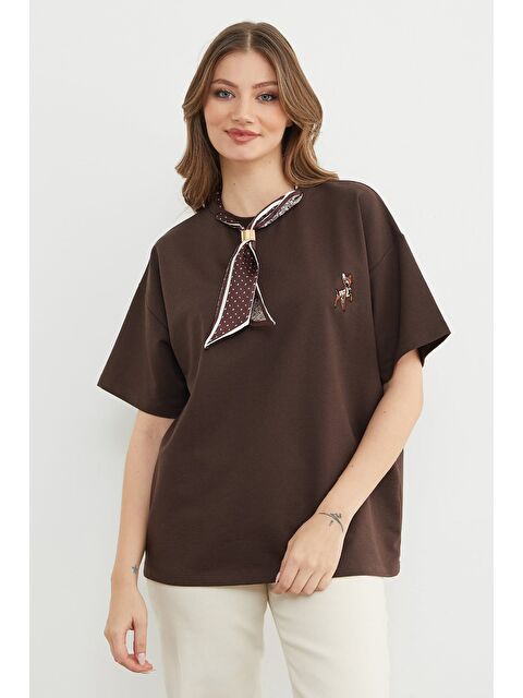 Fullamoda Fular Detaylı Bisiklet Yaka Nakışlı Oversize Tişört - S000496694-19413