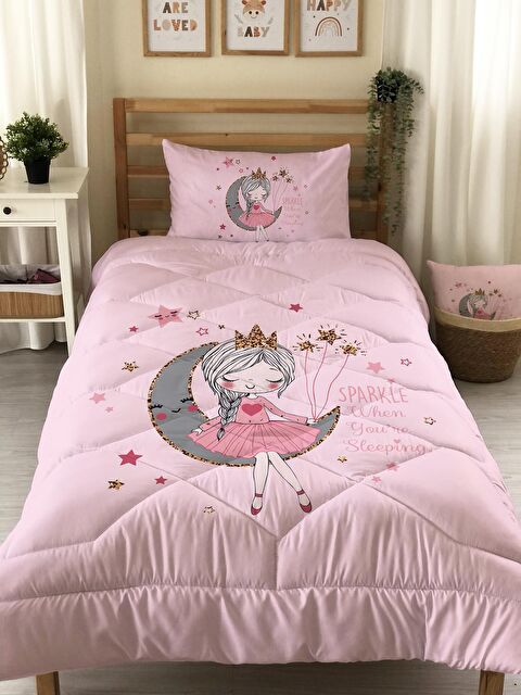 Evmila Pembe, Ayda Oturan Kız DesenliKapitone Yorgan,Dekoratif Yatak Örtüsü - Çift Taraf Baskılı - S000054072-20024