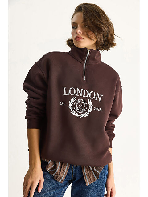 SHADE Kadın London İşlemeli Dik Yaka Fermuar Detaylı Şardonlu Oversize Sweatshirt - S000443364-19413