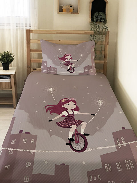 Evmila Bisiklet Süren Kız Desenli Çocuk Pike Takımı - 160x220 Cm Pike 50x70 Cm Yastık Kılıfı - S000492209-23173