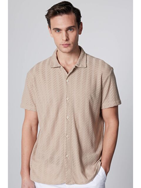 TUDORS Slim Fit Kısa Kollu Dar Kesim Nefes Alan  Örme Doku Armür Desenli Yazlık Taş Renk Erkek Gömlek