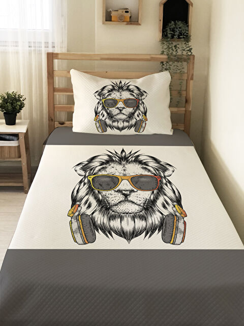 Evmila Gözlüklü Aslan Desenli Çocuk Pike Takımı - 160x220 Cm Pike 50x70 Cm Yastık Kılıfı - S000492227-23173