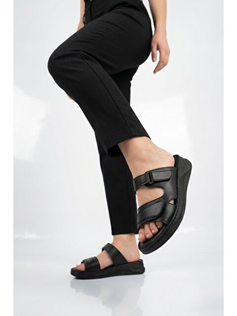 Ayakmod Siyah Hafif Yumuşak Tabanlı Cırtlı Kadın Terlik 492147 Z