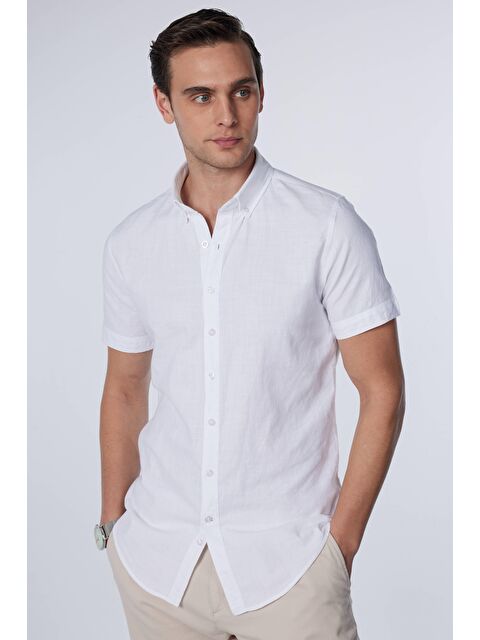 TUDORS Slim Fit Kısa Kollu Düğmeli Yaka Düz Yazlık Keten Doku Beyaz Erkek Gömlek