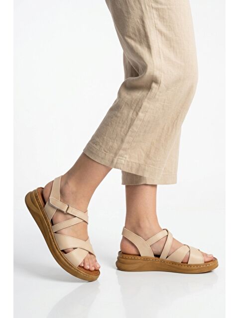 Ayakmod Bej Hafif Yumuşak Tabanlı Cırtlı Kadın Sandalet 492142 Z