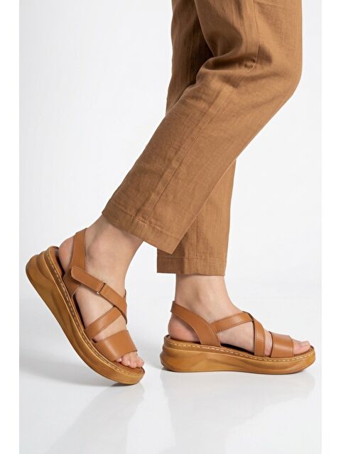 Ayakmod Taba Yumuşak Tabanlı Kadın Topuklu Sandalet 492123 Z