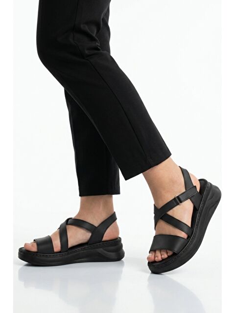 Ayakmod Siyah Yumuşak Tabanlı Kadın Topuklu Sandalet 492123 Z