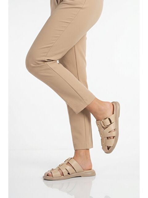 Ayakmod Bej Yumuşak Tabanlı Önü Kapalı Kadın Terlik 322224 Z