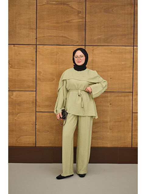 Locco Moda Kadın Kendinden Desenli Yaka Pelerinli Bel Bağlamalı Takım Fıstık Yeşil - S000513596-19972