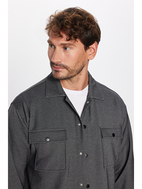 TUDORS Erkek Relax Fit Rahat Kesim Çift Cepli Örme Siyah Apaş Yaka Gömlek