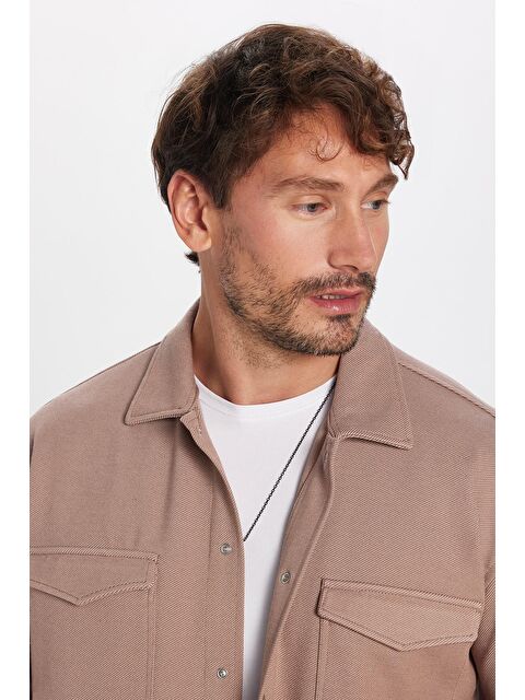 TUDORS Erkek Relax Fit Rahat Kesim Çift Cepli Örme Vizon Apaş Yaka Gömlek