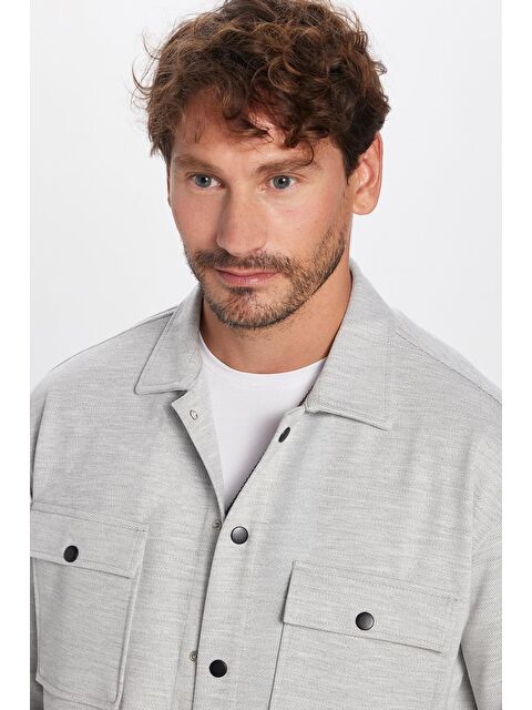 TUDORS Erkek Relax Fit Rahat Kesim Çift Cepli Örme Gri Apaş Yaka Gömlek