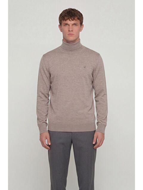 Sabri Özel Giotelli Erkek Vizon Dar Kesim Slim Fit Yünlü Düz Balıkçı Yaka Triko Kazak