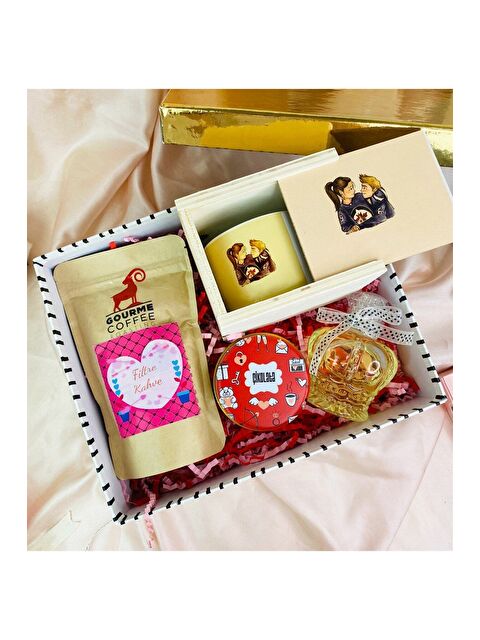 Bam Hediyelik Eşya Sevimli Aşıklar Tasarımlı Kutulu Kupa Ve Böğürtlenli Draje Sevgiliye Hediye Seti - S000294892-23173