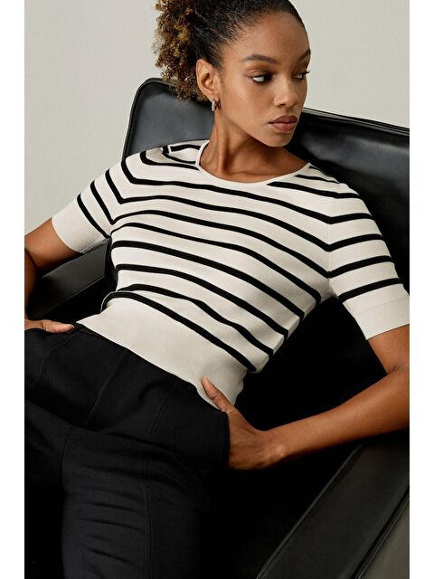 Madmext Beyaz Bisiklet Yaka Çizgili Kadın T-Shirt Mg2400 - S000440058-20063