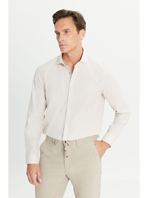 Altınyıldız Classics Erkek Beyaz-Vizon Slim Fit Dar Kesim Klasik Yaka Pamuklu Armürlü Gömlek