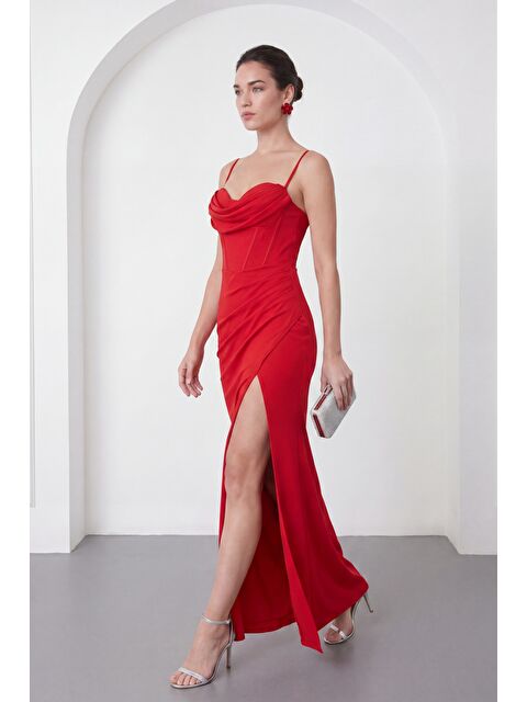 Lafaba Kadın Kırmızı Sırt Dekolteki Yırtmaçlı Uzun Davet Elbisesi