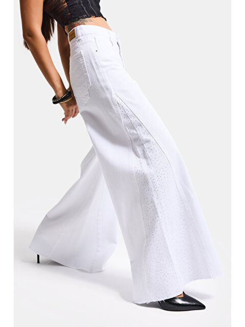 It's Basic Kadın Beyaz T-5s6-2 Palazzo Fit Orta Bel Paça Parlak Taş Detaylı Özel Tasarım Denim Jean