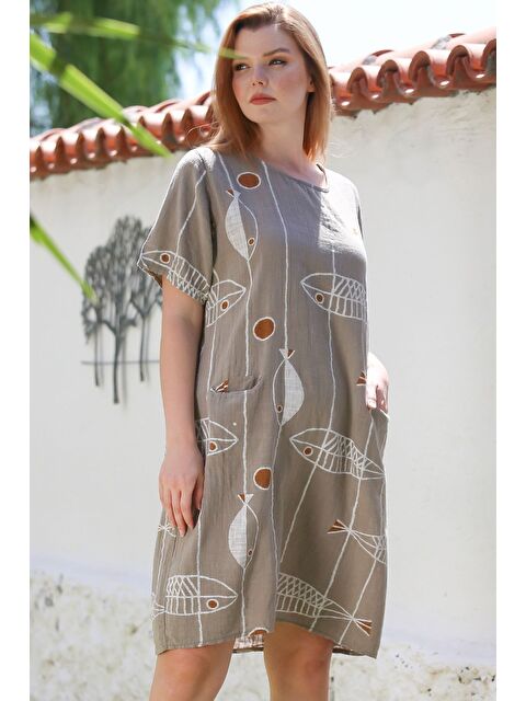 Chiccy İtalyan Koyu Bej Havuz Yaka Kısa Kol Balık Desenli Casual Keten Görünümlü Dokuma Elbise 100 60 - S000469011-19933