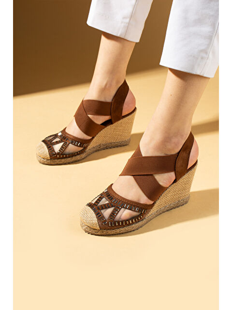 Pembe Potin Taş Detaylı Çapraz Bantlı Hasır Dolgu Topuklu Kadın Sandalet 69-67-25Süet - S000384023-29705