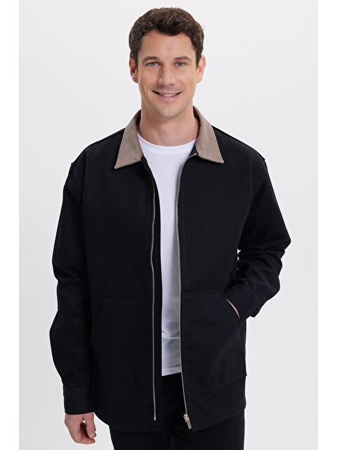 TUDORS Erkek Relax Fit Rahat Kesim Gabardin Düz Fermuarlı Kanguru Cepli Kontrast Yaka Siyah Ceket Mont - S000525588-19351