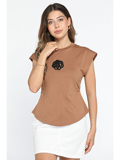 Gülseli Bisiklet Yaka Boncuk İşlemeli Yan Pensli Kadın Tişört - S000299912-19413