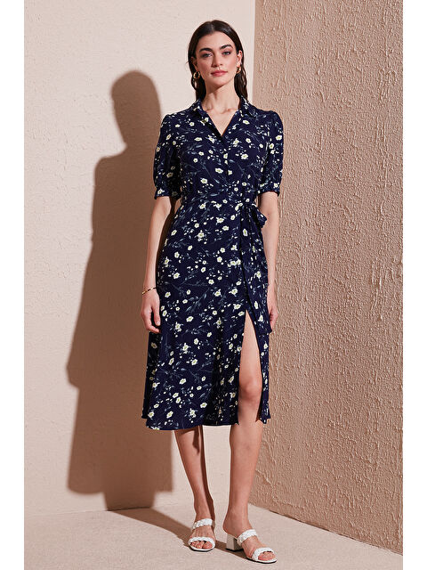 Lela Desenli Regular Fit Yırtmaçlı Midi Boy Kemerli Gömlek Kadın Elbise 6782106 - S000358154-21164