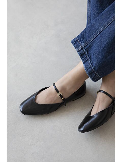 Straswans Evve Kadın Toka Detay Kırışık Deri  Babet Siyah - S000513066-19351