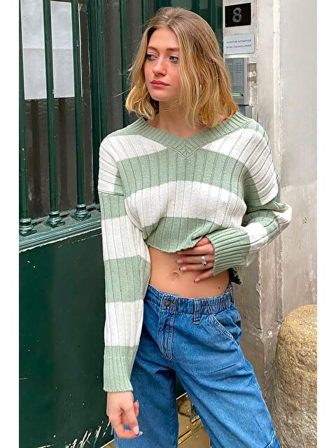 Madmext Yeşil V Yaka Çizgili Crop Kadın Kazak Mg1441 - S000122645-18194