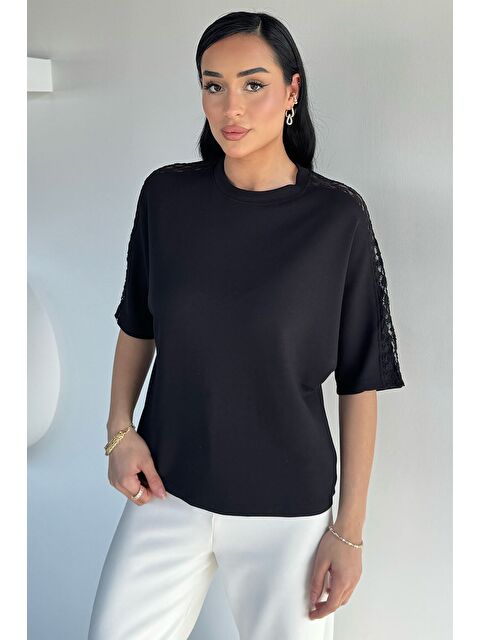 Gülseli Omuz Dantelli Kadın Tişört